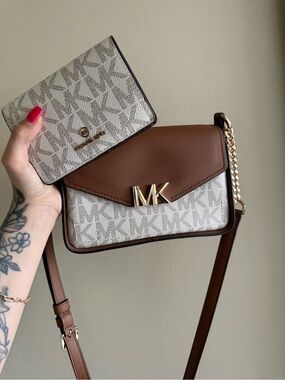MICHAEL KORS
Signature Sylvia Small Messenger
Bag with MATCHING WALLET